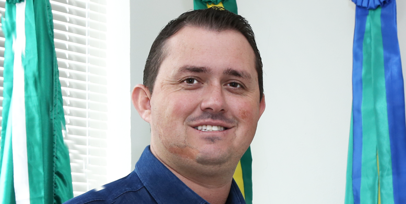 “Não sou eu”: prefeito de Marquinho nega envolvimento em mensagens de teor sexual