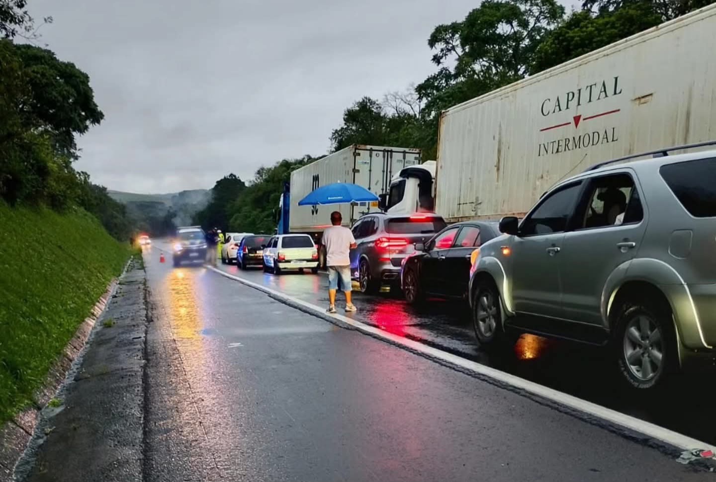 Motoristas são multados por ultrapassagem irregular durante bloqueio na BR-277