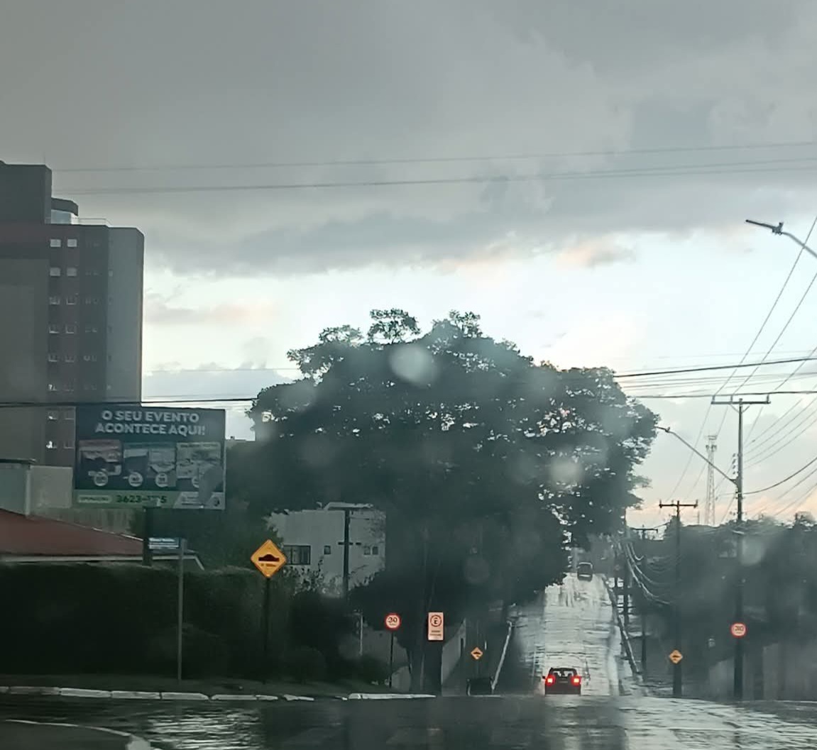 Chuvas persistem e ventos fortes atingem municípios da Região Central do Paraná