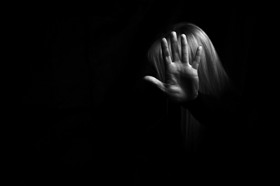 Ex-marido ataca mulher e namorado dela a facadas, dentro do quarto